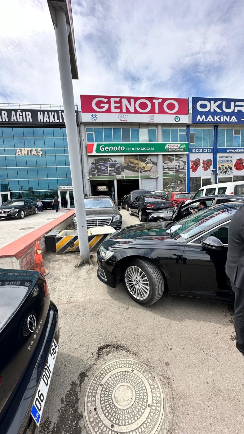 Servis girişi ve bekleyen araçlar