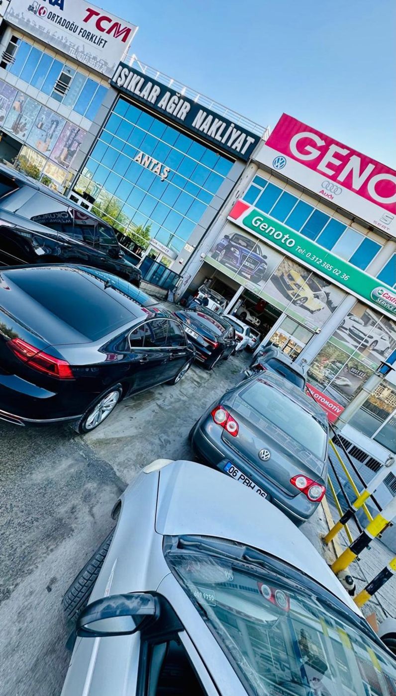 Servis önündeki araçlar